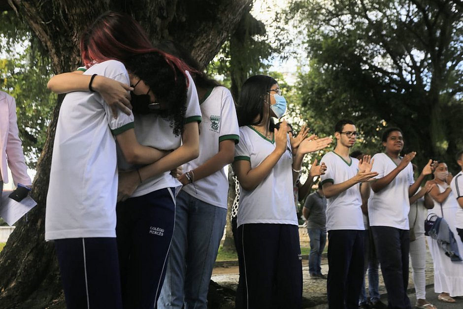 Justiça por Cristal: Dezenas de pessoas fazem caminhada pedindo justiça pela morte da estudante