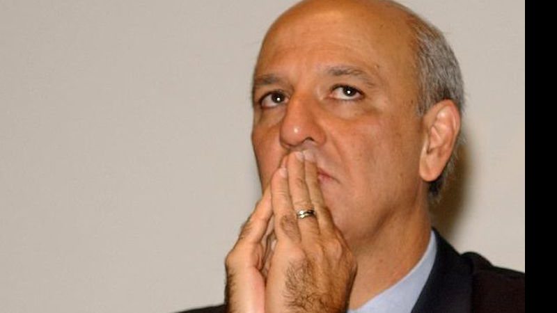 VÍDEO: Ex-governador tenta agredir secretário em convenção partidária