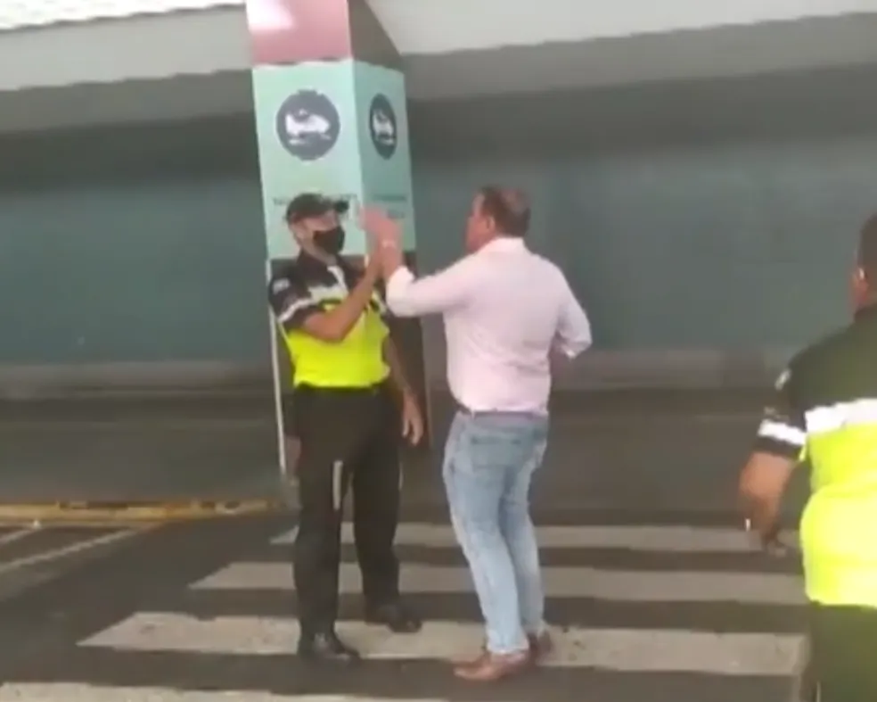 Deputado Federal João Bacelar é flagrado discutindo com agentes da Transalvador no aeroporto; servidor diz que foi agredido pelo deputado