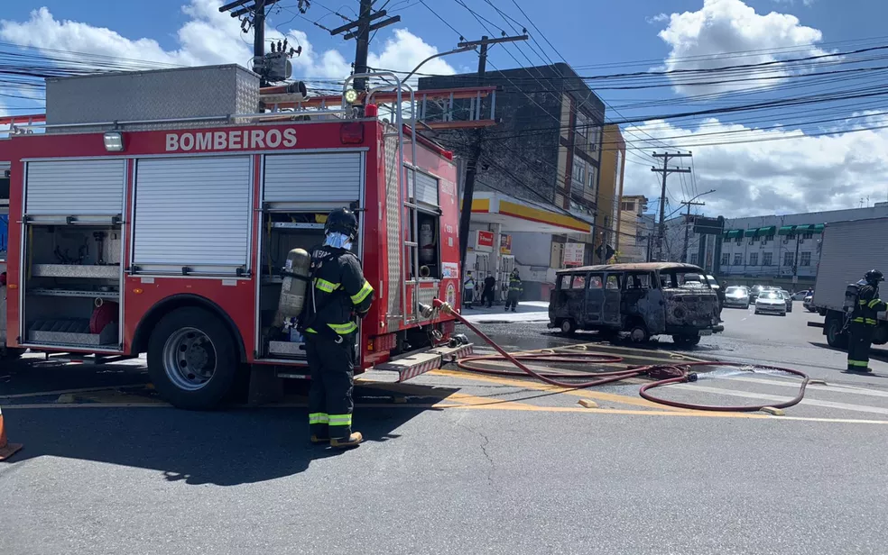 Kombi pega fogo em Matatu de Brotas