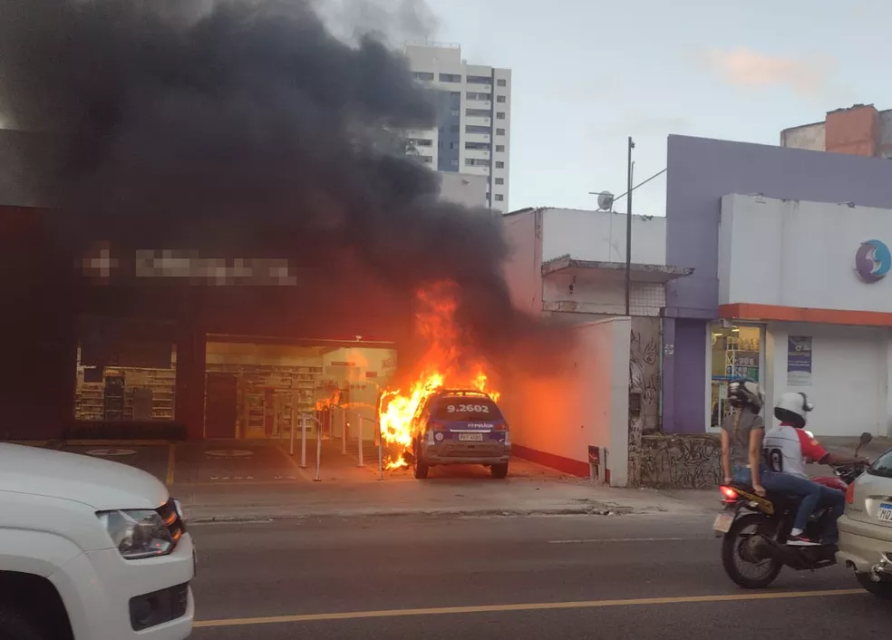 Viatura da Polícia Militar pega fogo no bairro de Brotas