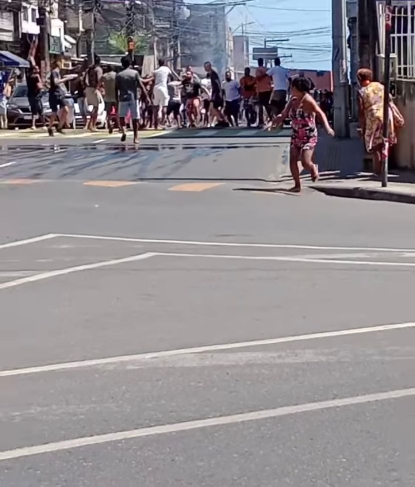 Briga entre torcidas organizadas de Bahia e Vitória deixa três pessoas gravemente feridas; veja vídeo