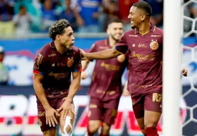 Bahia vira, vence o Tombense e chega aos 50 pontos na Série B