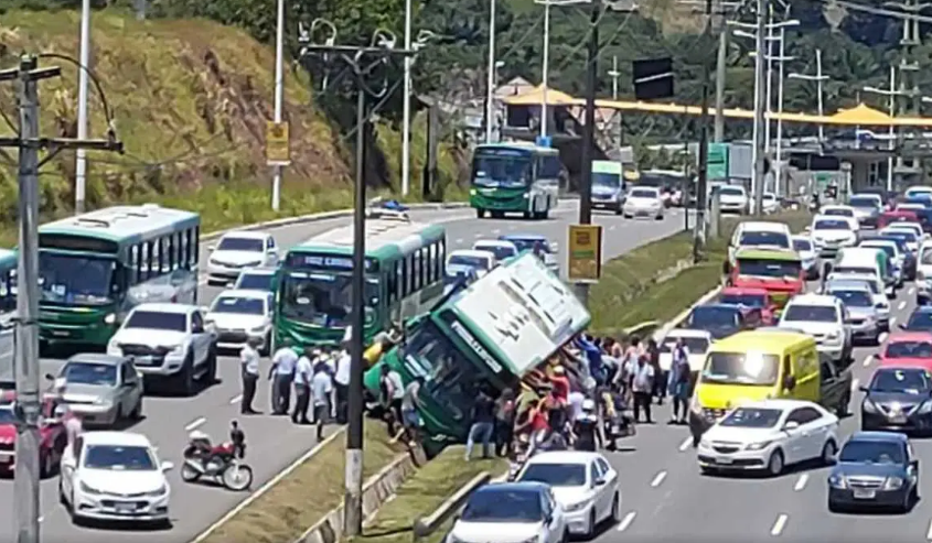 Ônibus tomba e deixa quatro pessoas feridas na Avenida Paralela