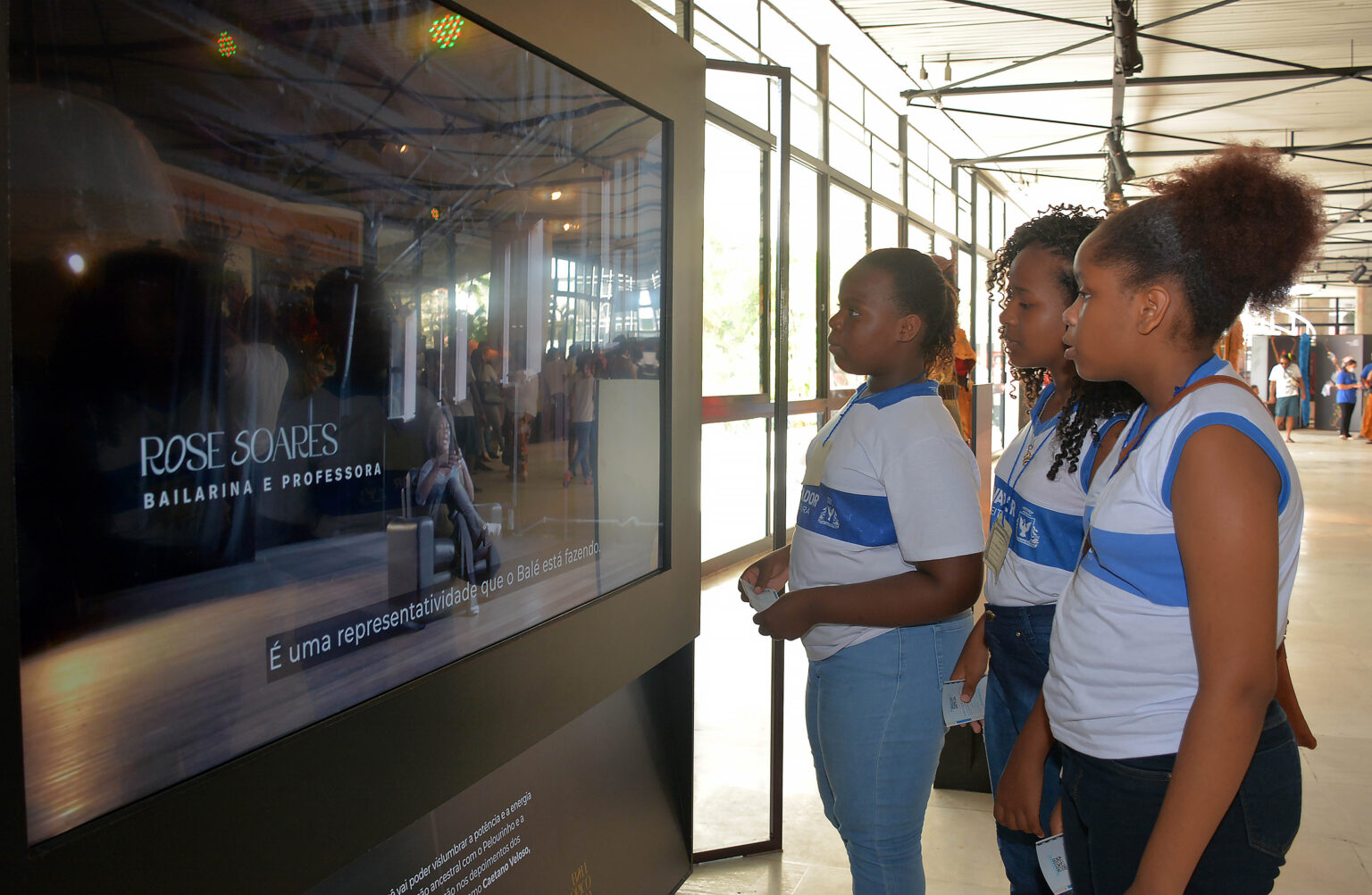 Alunos de escolas municipais assistem novo espetáculo do Balé Folclórico