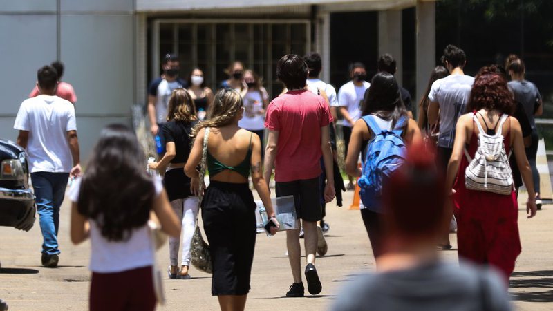 Enem será aplicado em mais de 1,7 mil municípios neste domingo (13)