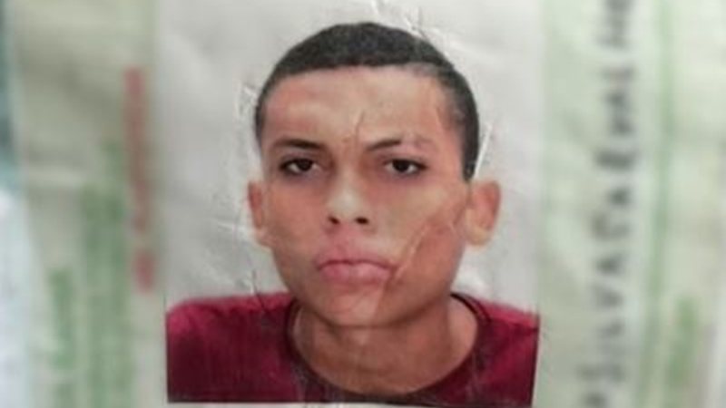 Jovem que voltava da igreja para em bar e acaba morto na frente da mãe em Salvador