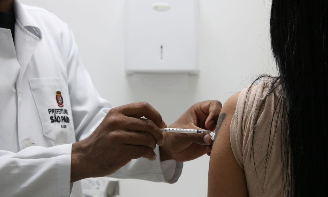 Técnicos pedem vacinas para impedir que variantes sofram mutações