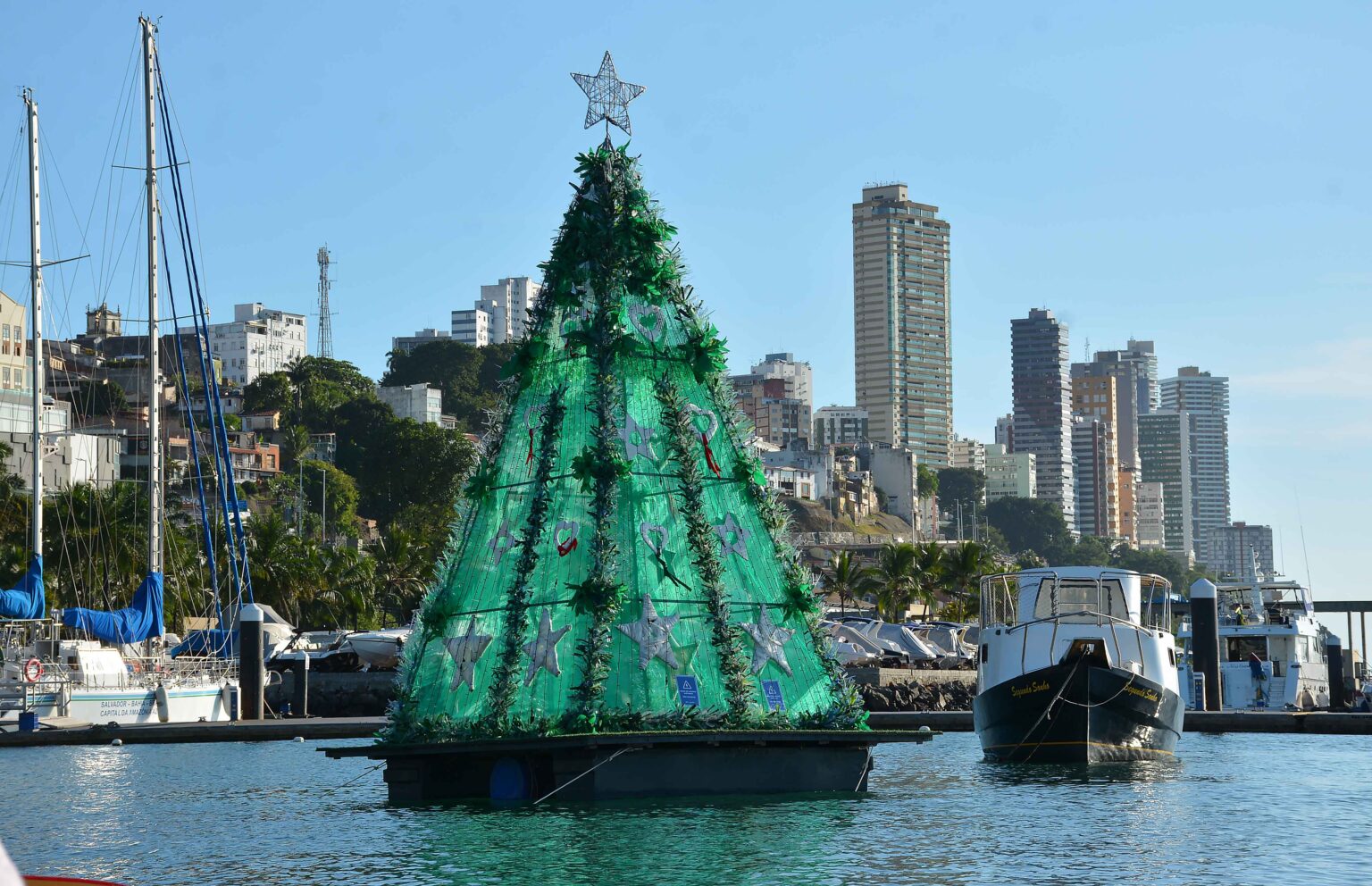 Salvador ganha árvore flutuante sustentável de Natal 