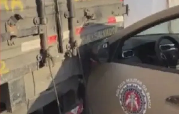 Motorista de caminhão perde controle e bate em viatura da PM em Salvador