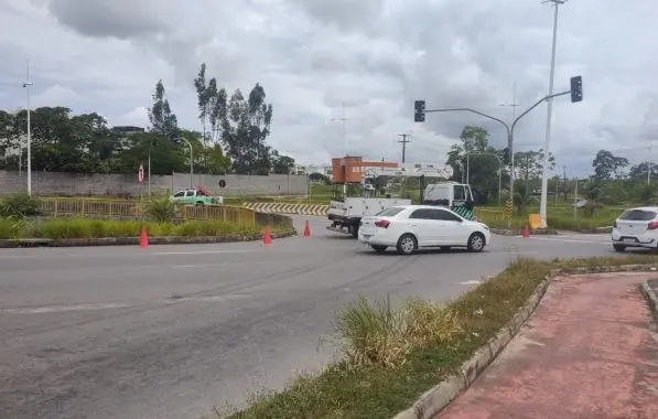 Semáforo fica destruído após ato de vandalismo na Avenida 29 de Março, em Salvador