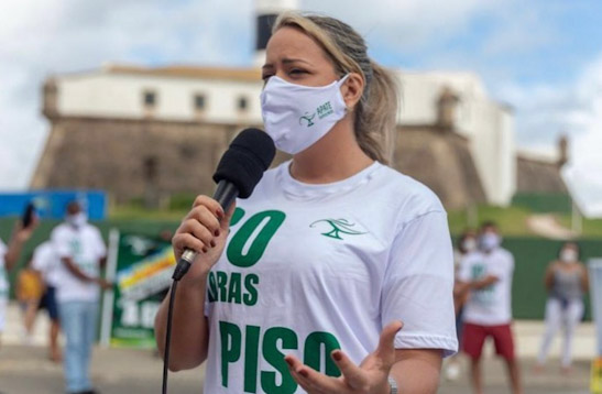 Vereadora Débora Santana comemora aprovação da PEC 27/22