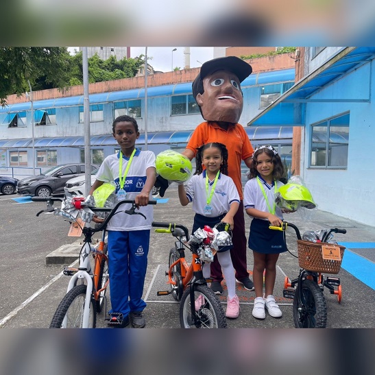 Vencedores do 9º Concurso de Desenhos da Transalvador recebem a premiação