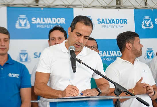 Prefeitura de Salvador entrega novos ônibus e assina termo para construção de terminal de eletrocarga