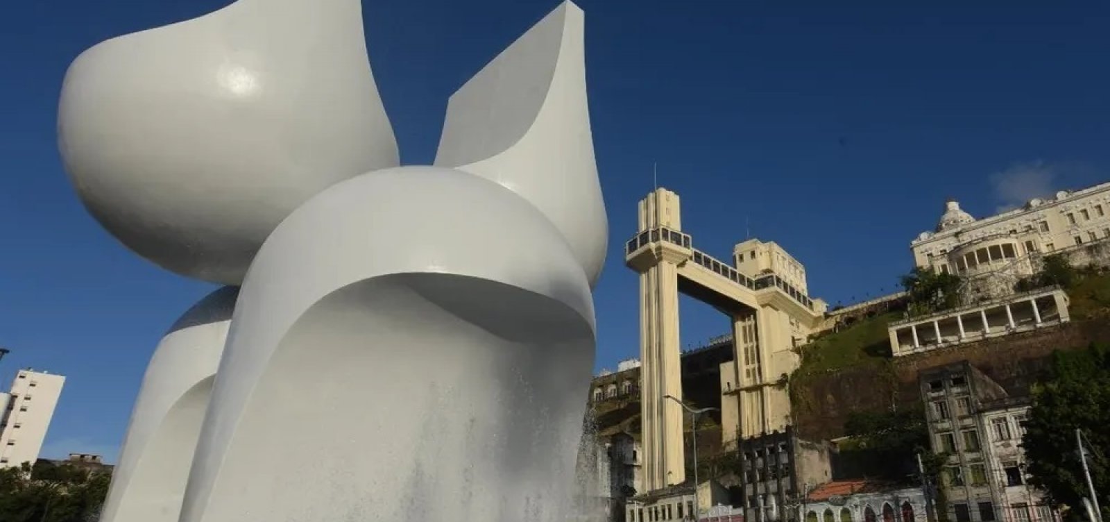 Monumento Mário Cravo Jr é reinaugurado quatro anos depois de incêndio
