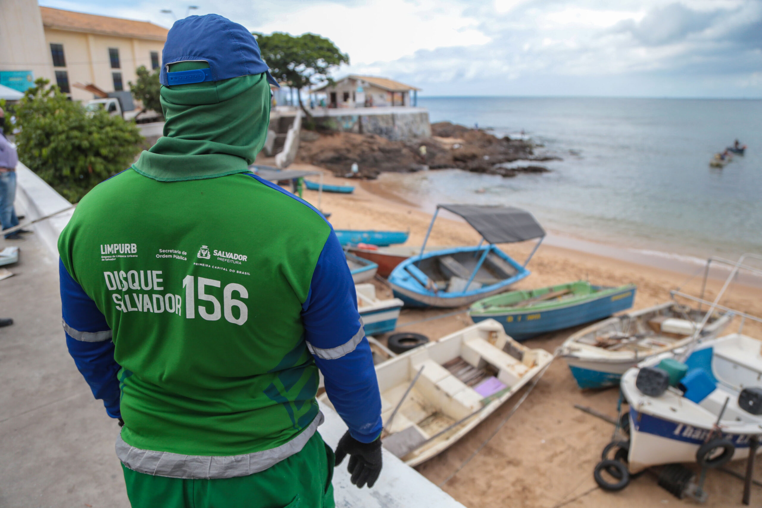 Prefeitura de Salvador faz operação para a retirada de sucatas da Praia do Rio Vermelho