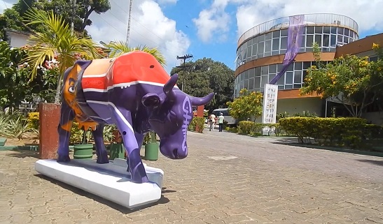 CowParade: Metrô baiano recebe escultura que homenageia a lendária Mulher de Roxo