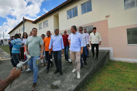 Jerônimo Rodrigues e ministro Rui Costa vistoriam residências do Minha Casa, Minha Vida