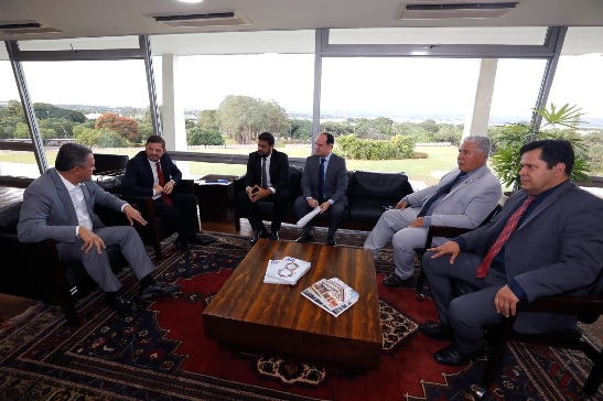 Ministro Rui Costa (PT) recebe prefeitos baianos e promete articulação contra queda de receita em 101 municípios da Bahia