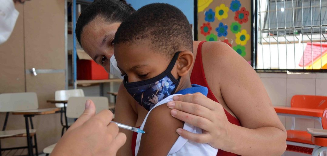 Falta de doses de Coronavac leva à suspensão da vacinação para crianças de 3 e 4 anos em Salvador