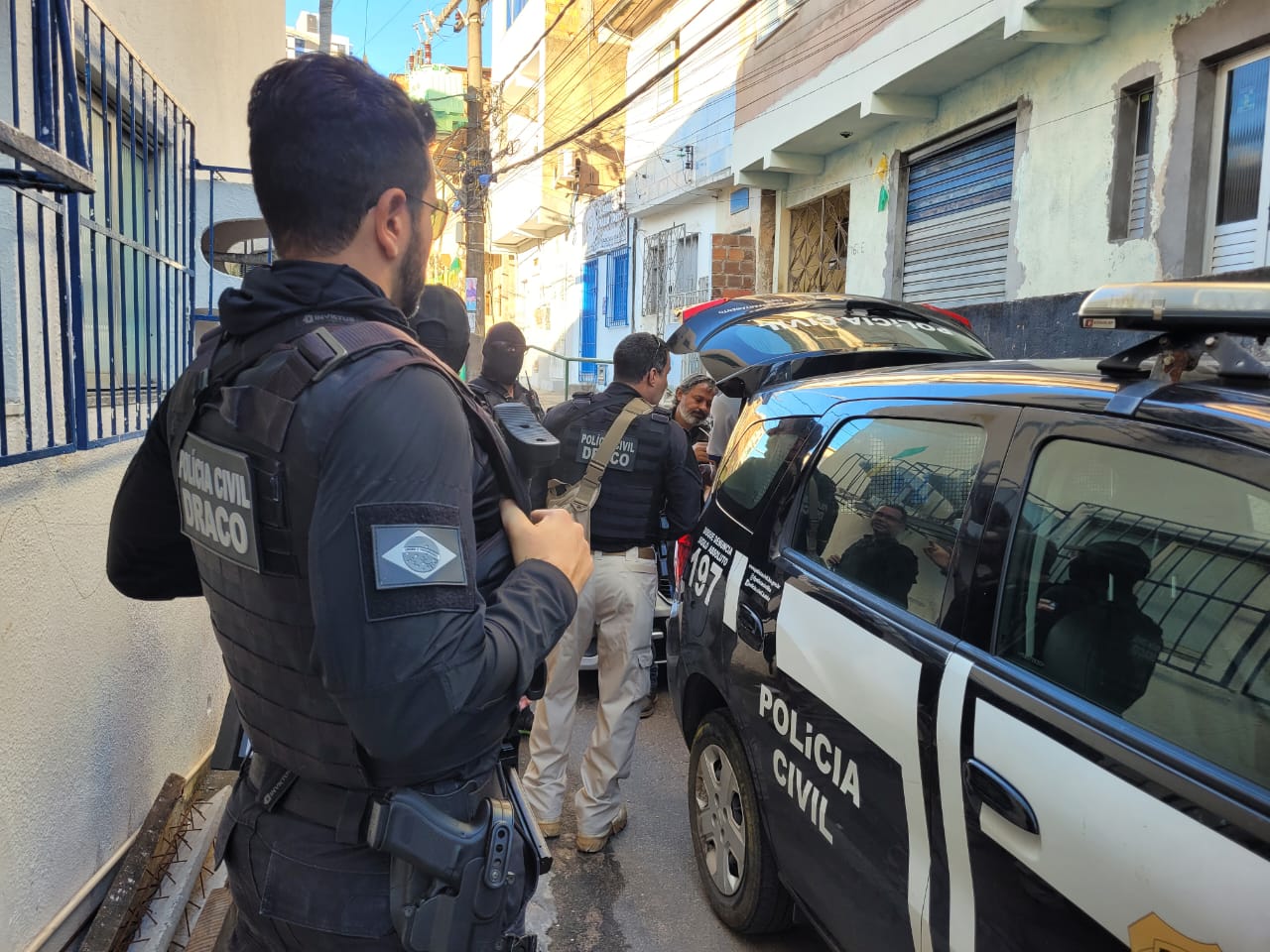 Trio ligado a tráfico e homicídios é preso em operação policial no Calabar