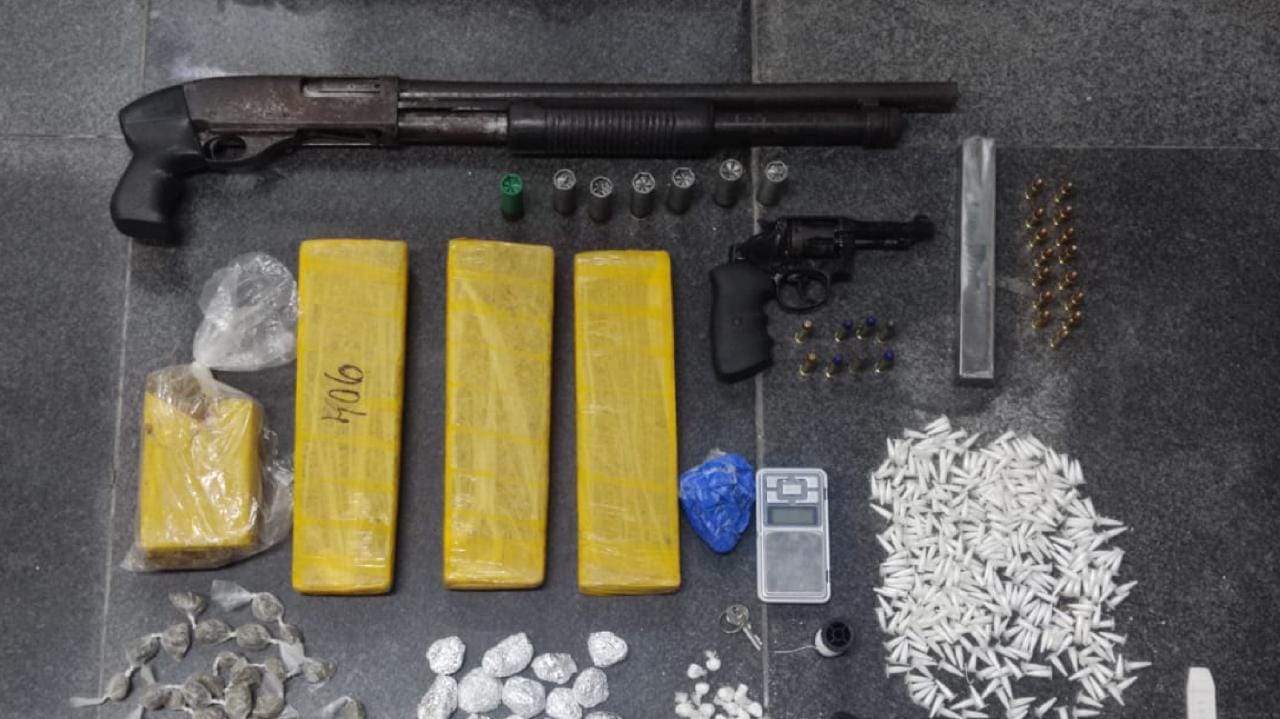 Espingarda, revólver e drogas são encontrados em Feira