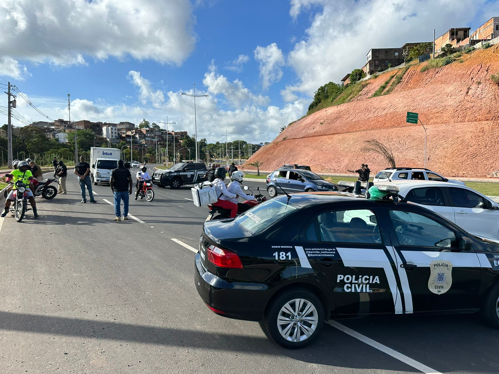 Policiais intensificam operações de segurança durante o Carnaval e recuperam carro furtado