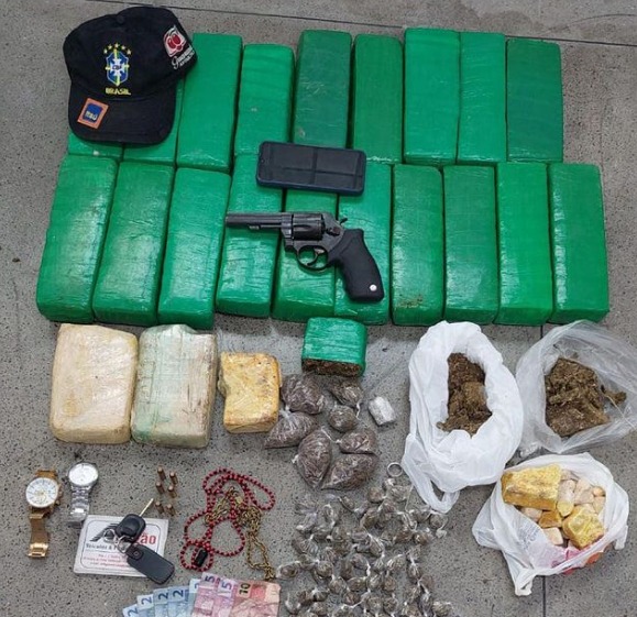 Equipe da PM apreende cerca de 20 kg de drogas e arma de fogo em operação policial em Feira de Santana