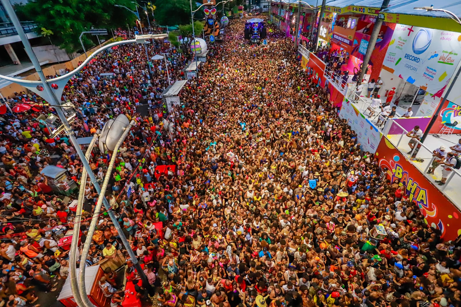 Marcado pela diversidade, Carnaval de Salvador atrai turistas do Brasil e do mundo