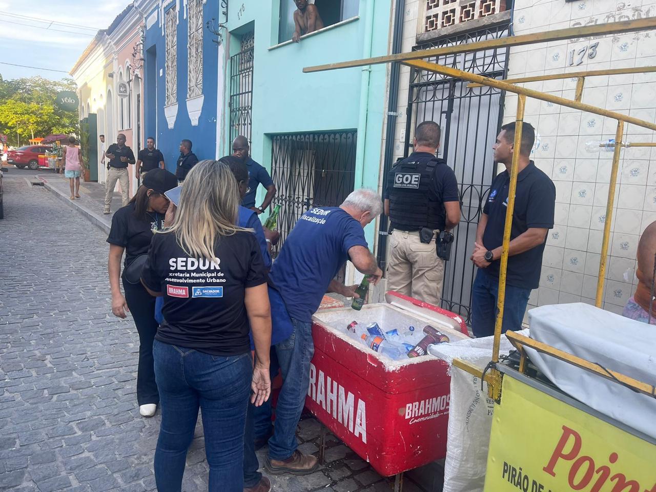 Operação coíbe venda de bebidas em garrafa no Santo Antônio Além do Carmo