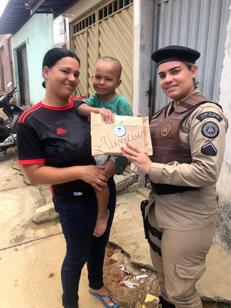 Crianças de Conquista recebem livros das mãos de PMs