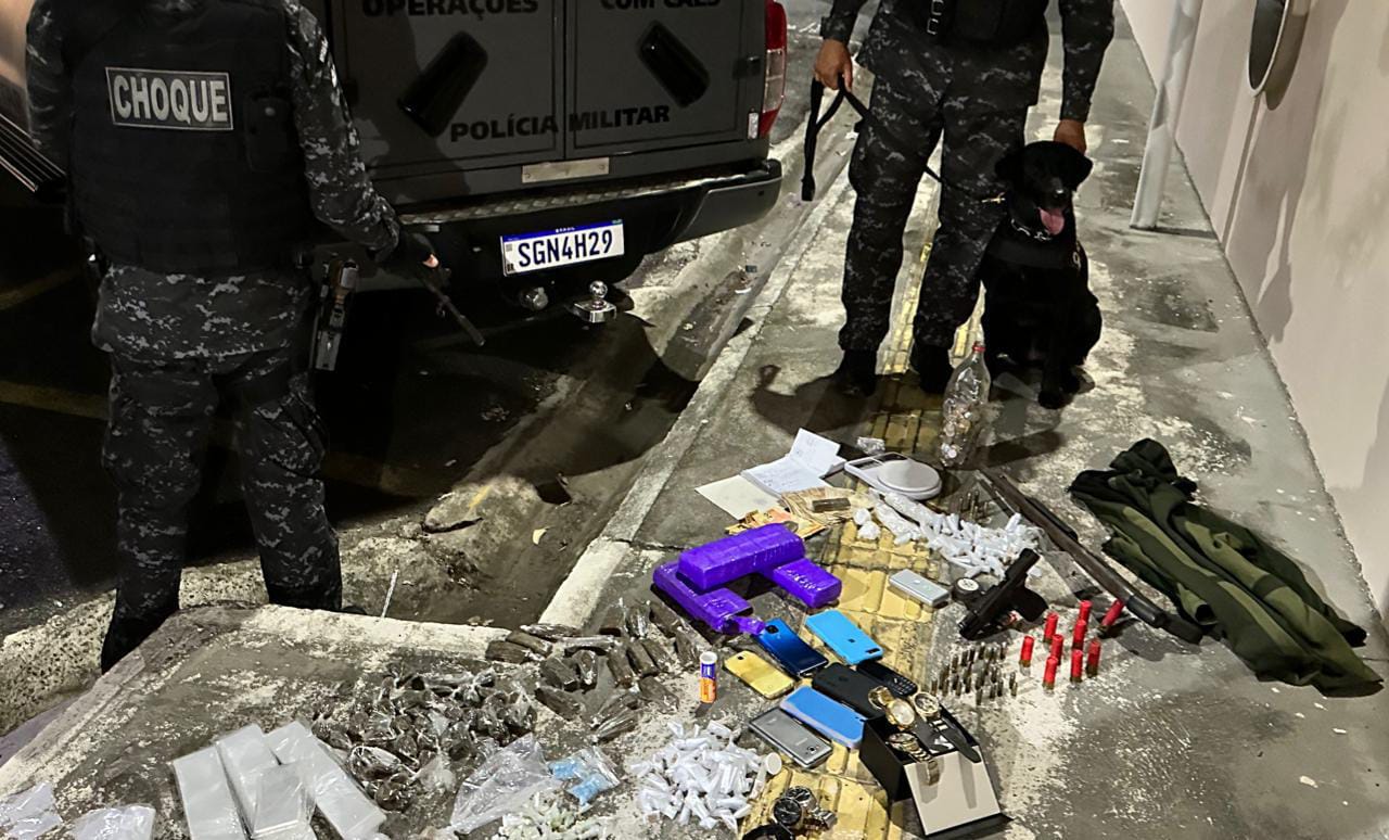 Polícia apreende armas e drogas após confronto com criminosos que mataram investigador