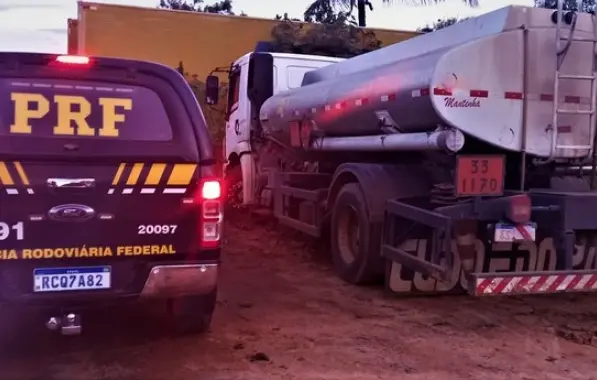 Transporte ilegal de cachaça em caminhão-tanque é descoberto por agentes da PRF na Chapada Diamantina