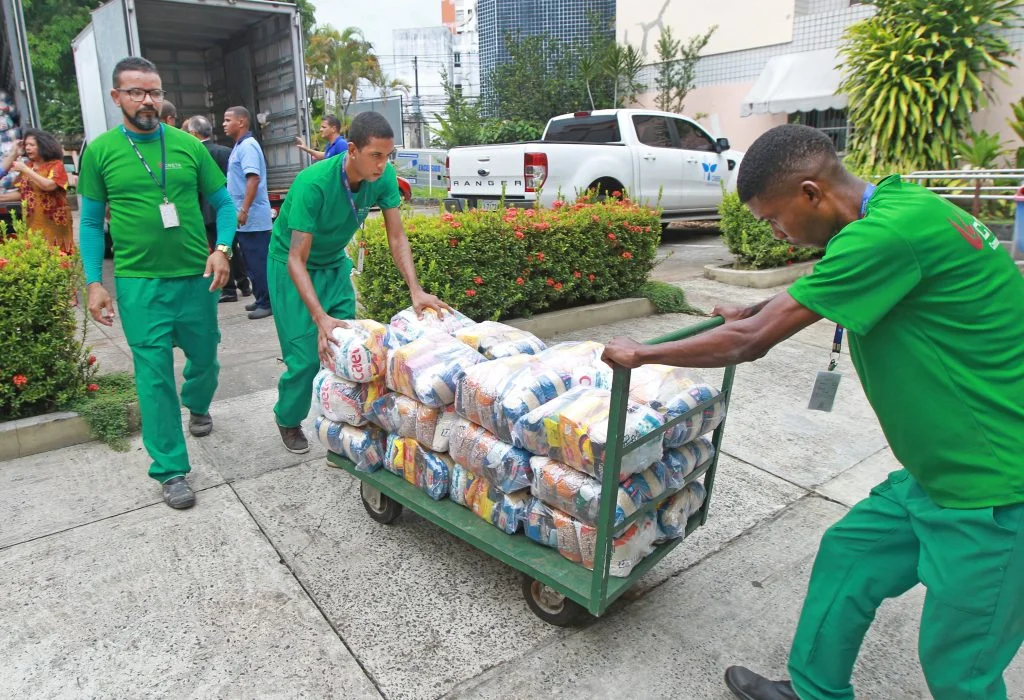 Em Salvador, programa Bahia Sem Fome distribui alimentos a escolas e instituições religiosas