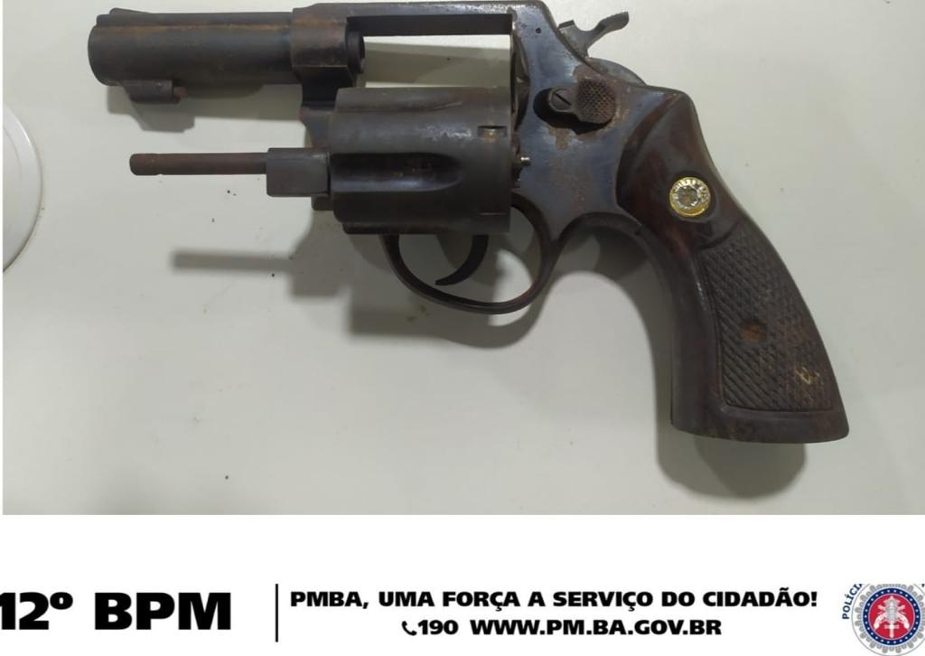 PM apreende revólver em Camaçari