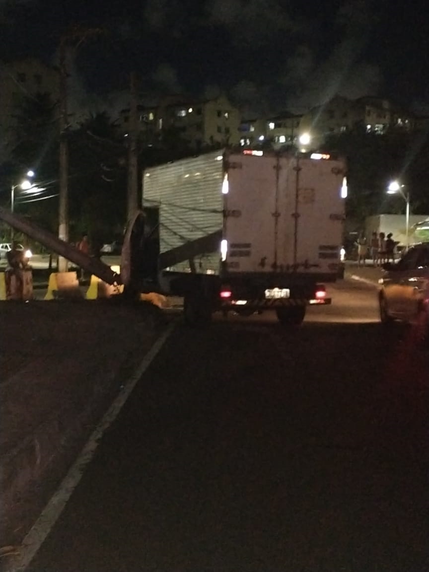 Caminhão roubado é recuperado pela PM em Sussuarana