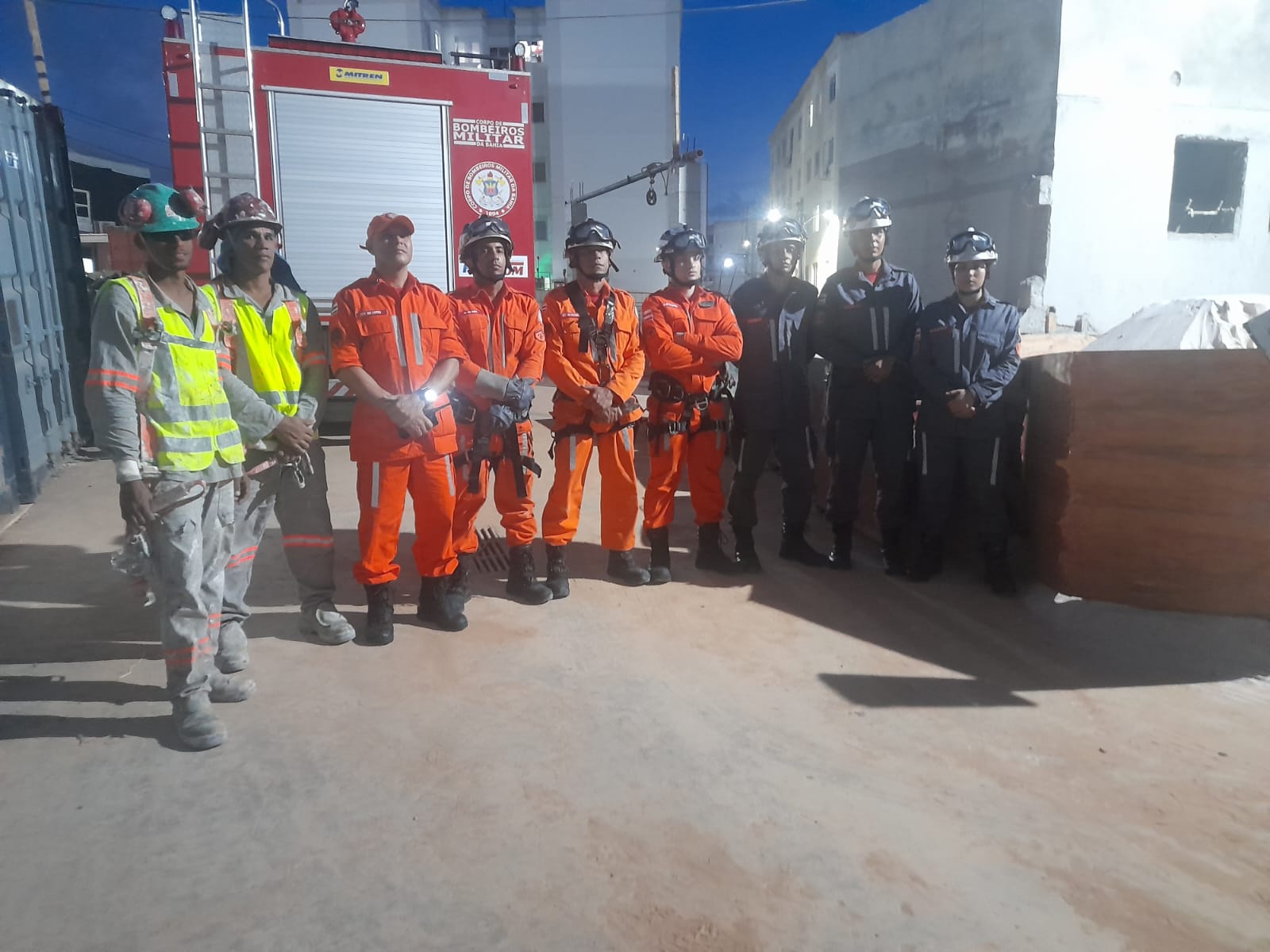 Bombeiros resgatam trabalhadores presos em elevador a 30 metros de altura