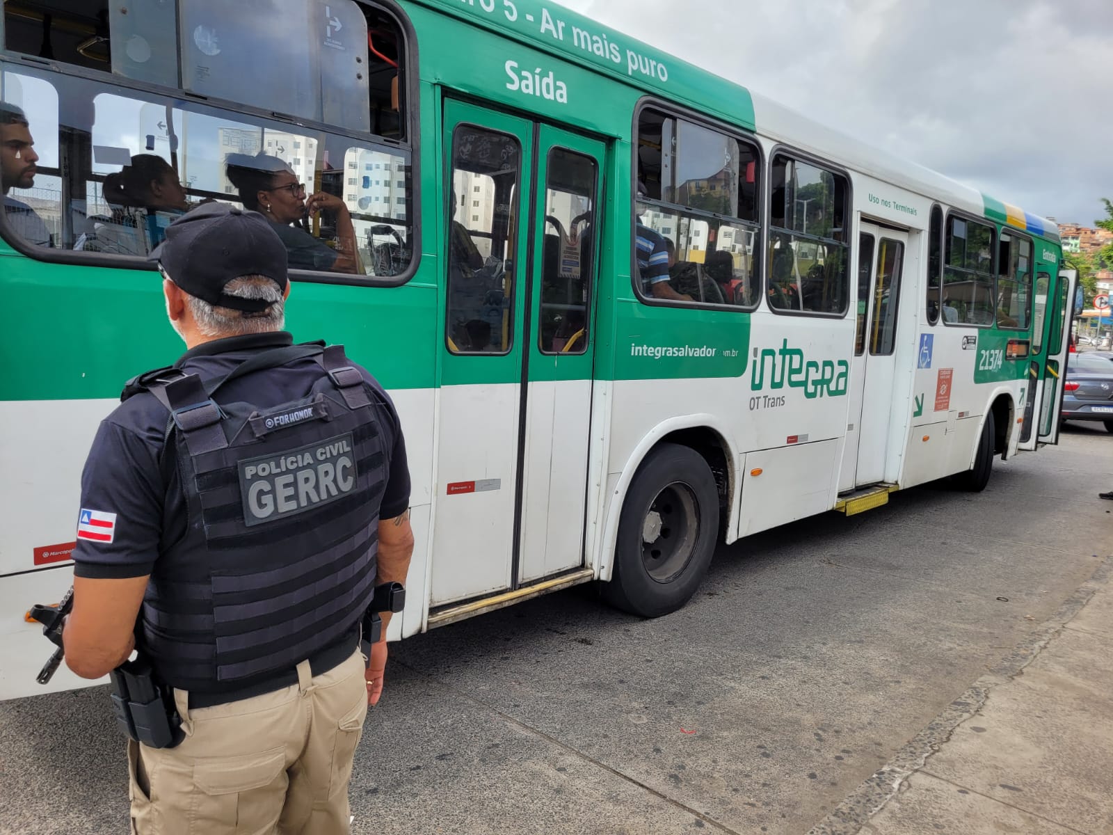 Casal investigado por assaltar passageiros de coletivos é preso