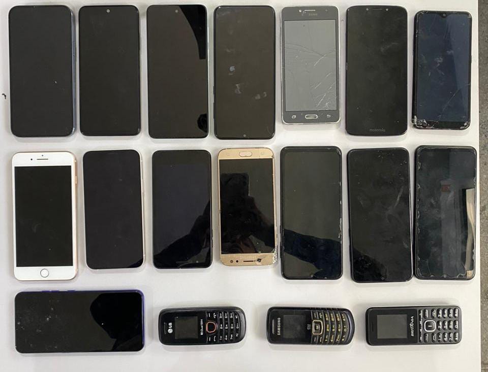 Ação integrada encontra 18 celulares e drogas no Conjunto Penal