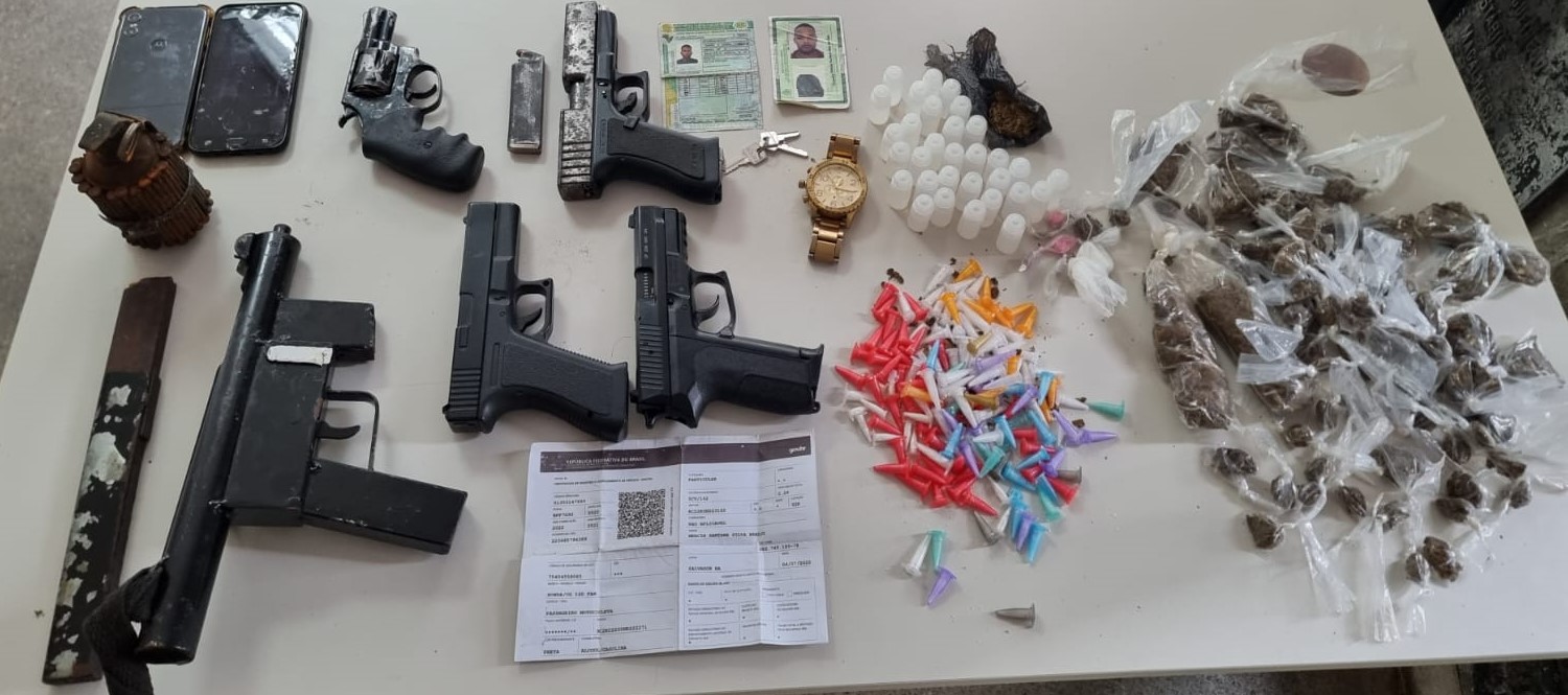 PM apreende armas, granada e drogas em Salvador