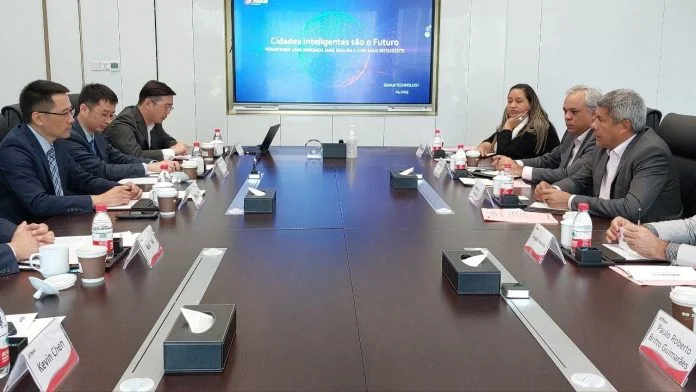 Governador conhece conjunto de soluções para cidades digitais, em visita a empresa na China neste sábado (8)