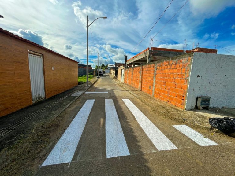 Prefeitura de Simões Filho realiza sinalização horizontal e vertical para garantir segurança no trânsito