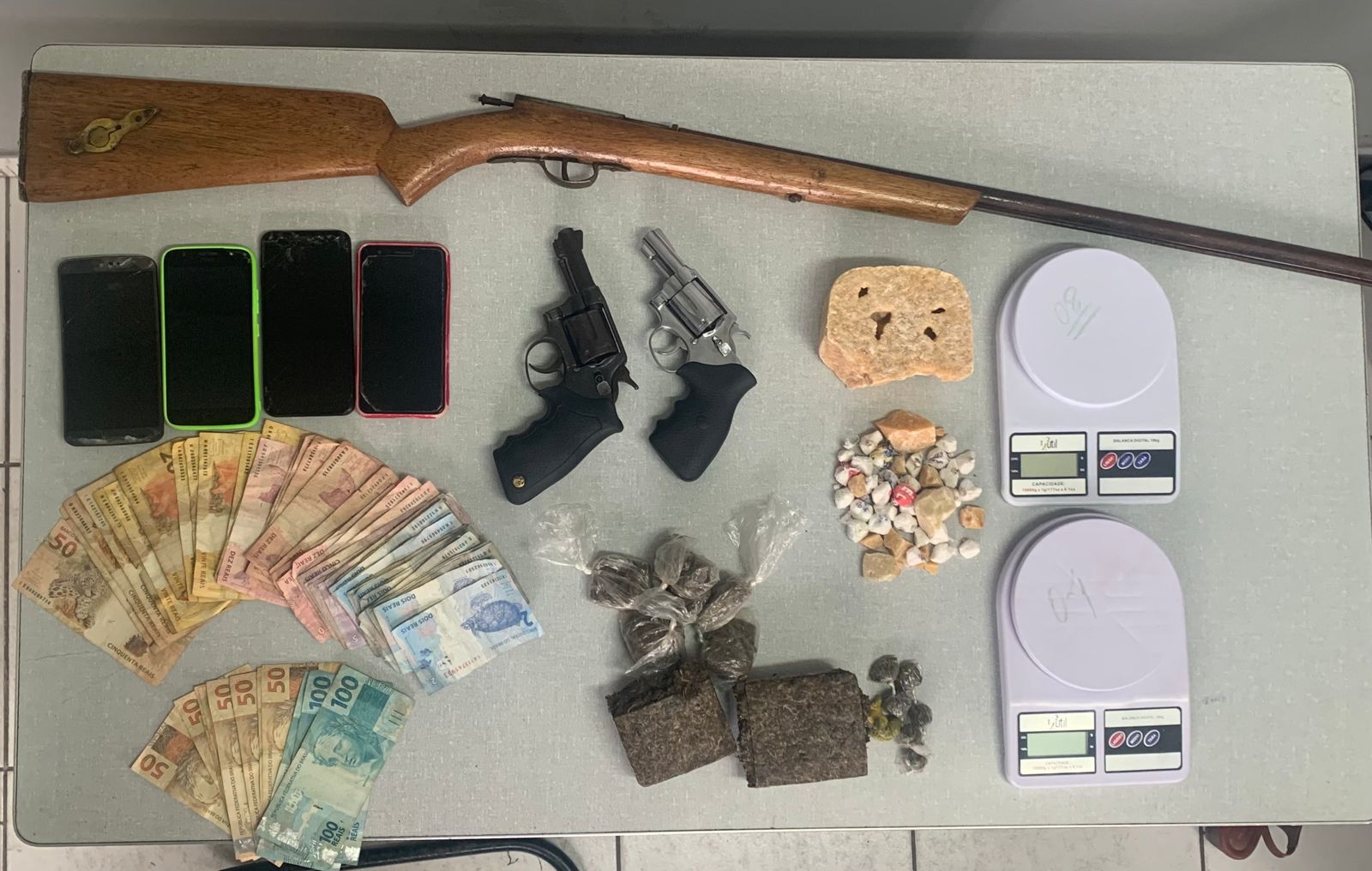 Mulher é presa e grande quantidade de drogas e armas são apreendidas em operação policial