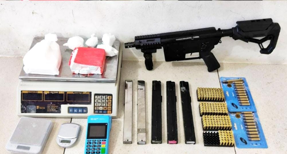 Submetralhadora é apreendida com traficante em Vitória da Conquista