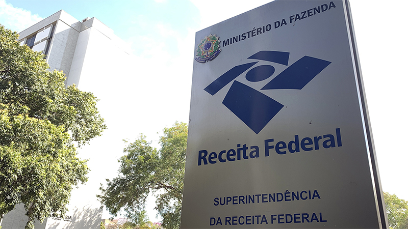 Servidores da Receita Federal entram em greve após descumprimento de acordo