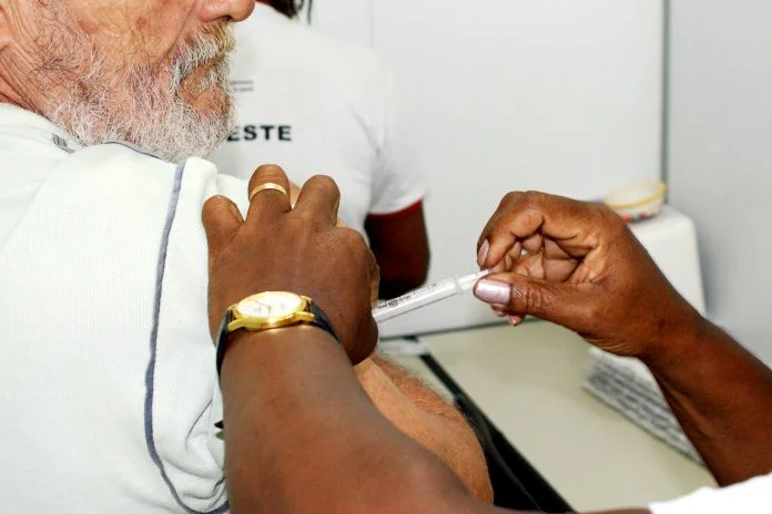 Bahia terá dia D de vacinação contra influenza e Covid-19 neste sábado (6)