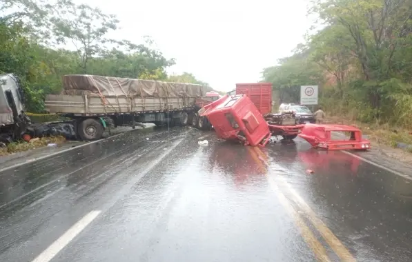 Cabine de caminhão se solta e atinge carreta em acidente na região do Velho Chico