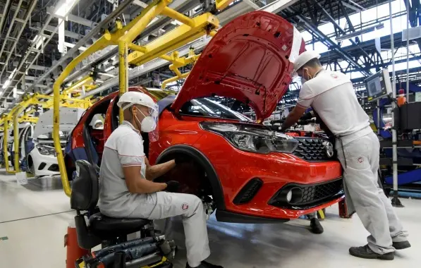 Governo anuncia plano para reduzir preços de carros populares novos