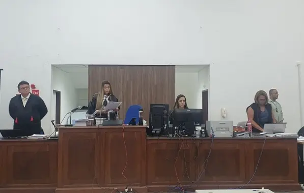 Homem é condenado a 16 anos de prisão por assassinato de morador em situação de rua em Feira de Santana