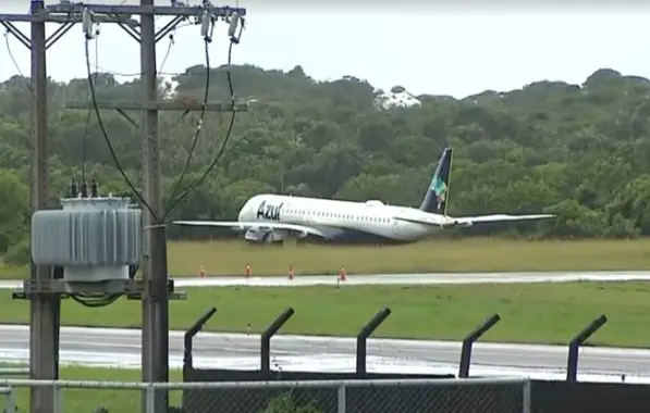 Aeronave da Azul sai da pista durante pouso em Salvador